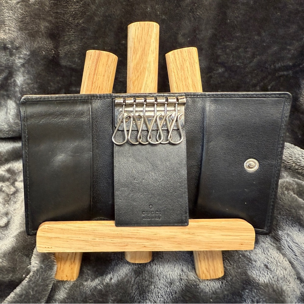 Gucci Black Leather Key Holder with Silver Detail - Picture 3 of 12